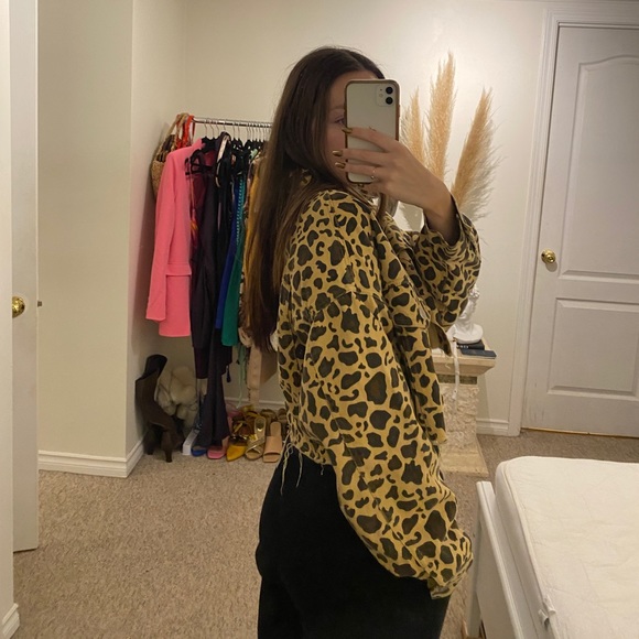 Cheetah print distressed cropped denim jacket - Picture 3 of 8